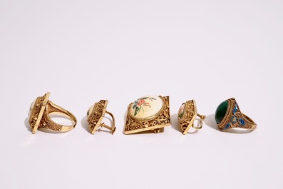 Un ensemble de bijoux en argent dor&eacute; et &eacute;maill&eacute;, ivoire peint et malachite, d&eacute;but du 20&egrave;me