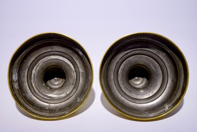 Une paire de pots &agrave; tabac en fa&iuml;ence de Delft avec inscription "Het Wapen van Zeeland", 18&egrave;me