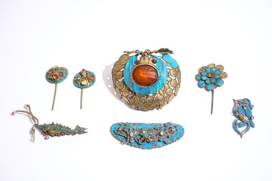 A collection of Chinese silver and kingfisher feather brooches and pins, 19/20th C.