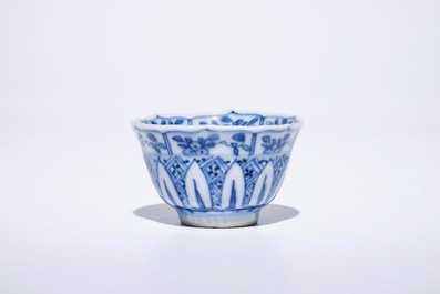Six tasses et soucoupes en porcelaine de Chine bleu et blanc, Kangxi