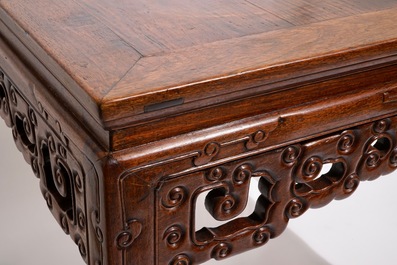 Une table en bois sculpt&eacute;, Chine, 19/20&egrave;me