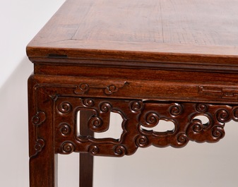 Une table en bois sculpt&eacute;, Chine, 19/20&egrave;me