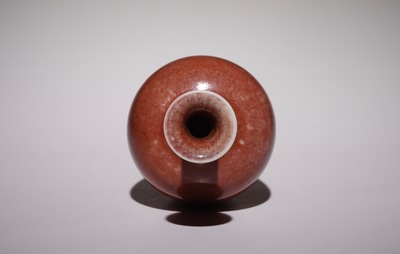 Un vase en porcelaine de Chine monochrome rouge de cuivre, marque de Kangxi, 19/20&egrave;me