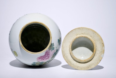 A Chinese qianjiang cai vase and cover with "100 antiquities" design, 19/20th C.