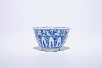 Six tasses et soucoupes en porcelaine de Chine bleu et blanc, Kangxi