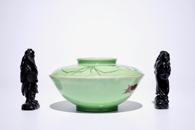 Un lot vari&eacute; de cinq assiettes, une paire de figures en pierre serpentine et un bol couvert japonais, 18/20&egrave;me