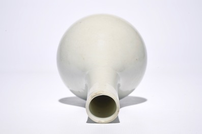 A Chinese monochrome white-glazed anhua dragon vase, 18/19th C.
