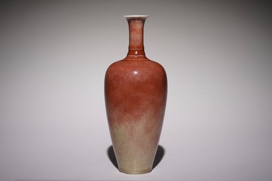 Un vase en porcelaine de Chine monochrome rouge de cuivre, marque de Kangxi, 19/20&egrave;me