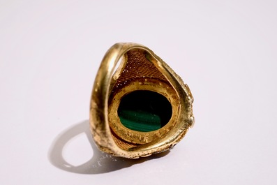 Un ensemble de bijoux en argent dor&eacute; et &eacute;maill&eacute;, ivoire peint et malachite, d&eacute;but du 20&egrave;me