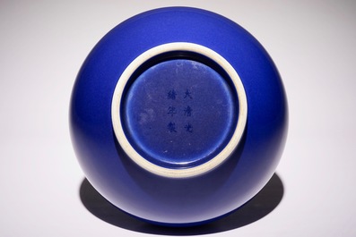 Un vase de forme bouteille en porcelaine de Chine monochrome bleu, marque et &eacute;poque de Guangxu