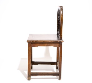 Une paire de chaises en bois sculpt&eacute; incrust&eacute; de marbre, 19/20&egrave;me