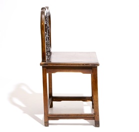 Une paire de chaises en bois sculpt&eacute; incrust&eacute; de marbre, 19/20&egrave;me