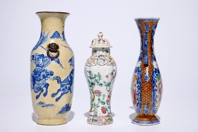 Un lot vari&eacute; en porcelaine de Chine famille rose, bleu et blanc et de style Imari, 18/19&egrave;me