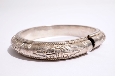A collection of Chinese silver and kingfisher feather brooches and pins, 19/20th C.