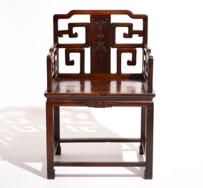 Une paire de chaises en bois sculpt&eacute;, 19&egrave;me
