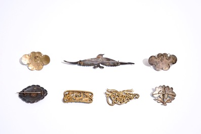 A collection of Chinese silver and kingfisher feather brooches and pins, 19/20th C.