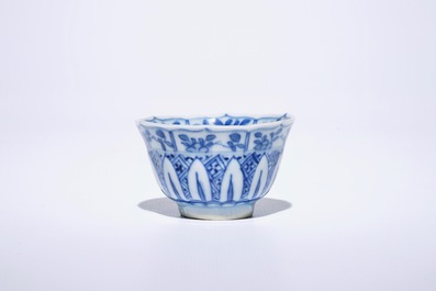 Six tasses et soucoupes en porcelaine de Chine bleu et blanc, Kangxi