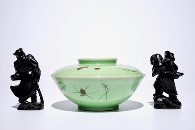 Un lot vari&eacute; de cinq assiettes, une paire de figures en pierre serpentine et un bol couvert japonais, 18/20&egrave;me