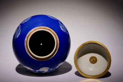Un pot couvert en porcelaine de Chine bleu poudr&eacute; mont&eacute; en bronze, 19&egrave;me