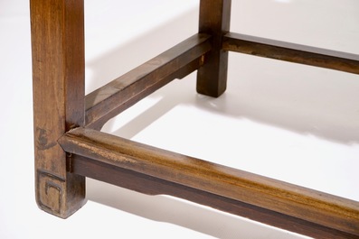 Une paire de chaises en bois sculpt&eacute; incrust&eacute; de marbre, 19/20&egrave;me