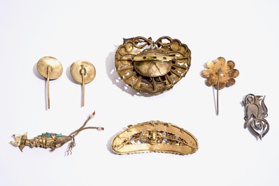 A collection of Chinese silver and kingfisher feather brooches and pins, 19/20th C.