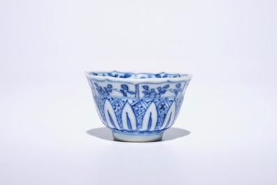 Six tasses et soucoupes en porcelaine de Chine bleu et blanc, Kangxi
