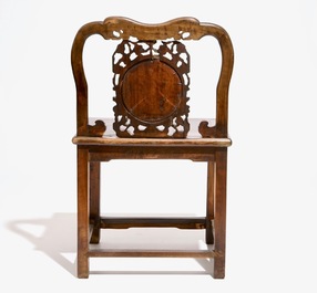 Une paire de chaises en bois sculpt&eacute; incrust&eacute; de marbre, 19/20&egrave;me