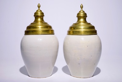 Une paire de pots &agrave; tabac en fa&iuml;ence de Delft avec inscription "Het Wapen van Zeeland", 18&egrave;me