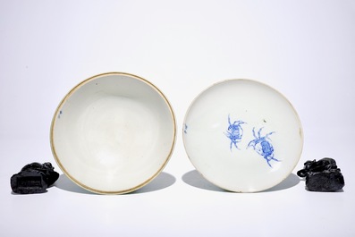 Un lot vari&eacute; de cinq assiettes, une paire de figures en pierre serpentine et un bol couvert japonais, 18/20&egrave;me