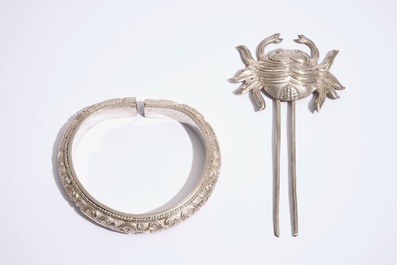 A collection of Chinese silver and kingfisher feather brooches and pins, 19/20th C.
