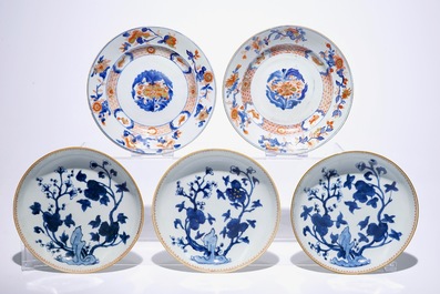 Un lot vari&eacute; de cinq assiettes, une paire de figures en pierre serpentine et un bol couvert japonais, 18/20&egrave;me
