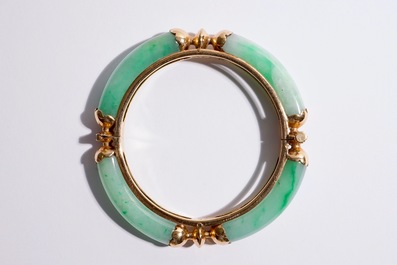 Un lot de bijoux en or 18K et jade: un bracelet, une bague et quatre pendentifs