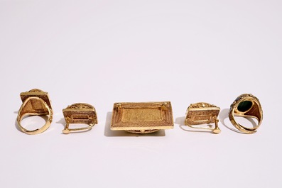 Un ensemble de bijoux en argent dor&eacute; et &eacute;maill&eacute;, ivoire peint et malachite, d&eacute;but du 20&egrave;me