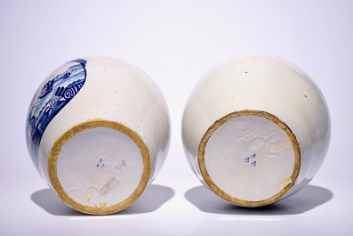 Une paire de pots &agrave; tabac en fa&iuml;ence de Delft avec inscription "Het Wapen van Zeeland", 18&egrave;me