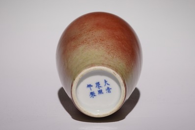 Un vase en porcelaine de Chine monochrome rouge de cuivre, marque de Kangxi, 19/20&egrave;me