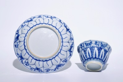 Six tasses et soucoupes en porcelaine de Chine bleu et blanc, Kangxi