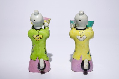 A pair of Chinese famille rose kneeling boy figures, 18/19th C.