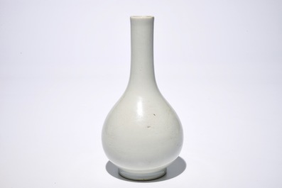A Chinese monochrome white-glazed anhua dragon vase, 18/19th C.