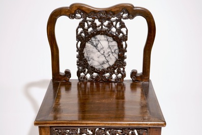 Une paire de chaises en bois sculpt&eacute; incrust&eacute; de marbre, 19/20&egrave;me