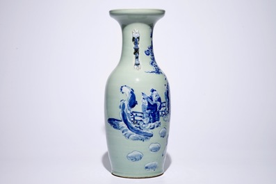 Een Chinese vaas met blauw-wit decor van onsterfelijken op celadon fondkleur, 19e eeuw