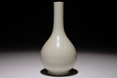 A Chinese monochrome white-glazed anhua dragon vase, 18/19th C.