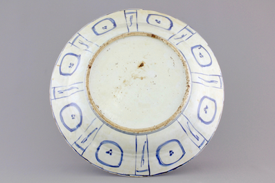 Een Chinese blauw-witte schotel met eenden bij een poel, Ming, Wanli