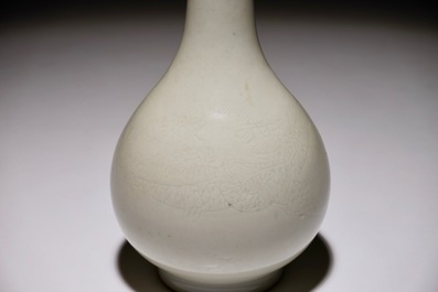 A Chinese monochrome white-glazed anhua dragon vase, 18/19th C.