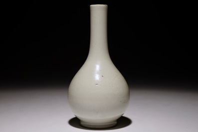 A Chinese monochrome white-glazed anhua dragon vase, 18/19th C.