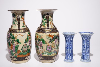 Een paar Chinese blauw-witte vazen, Kangxi, hierbij een paar Nanking famille rose vazen, 19e eeuw