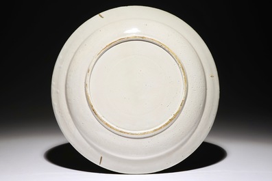 Un plat en fa&iuml;ence de Delft polychrome au m&eacute;daillon d'un paysage fluvial, 18&egrave;me