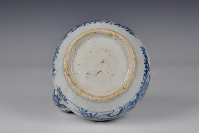 Un kendi en porcelaine de Chine bleu et blanc de type Kraak &agrave; d&eacute;cor d'une salamandre, Ming, Wanli