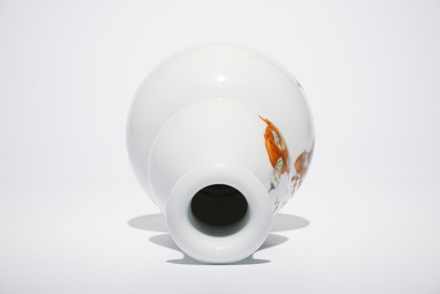 A Chinese famille rose double gourd vase, Hongxian mark, 20th C.