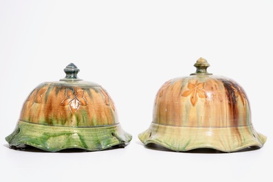 Een paar cache-pots "Oost West Thuis Best", een paar hanglampen en een vuurkorfje in Vlaams aardewerk, 20e eeuw