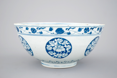 A blue and white Chinese porcelain bowl with horses, Ming, Jiajing/Wanli
